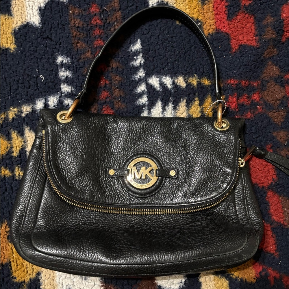 Michael Kors Pebble Leather Crossbody in black. Great condition!
